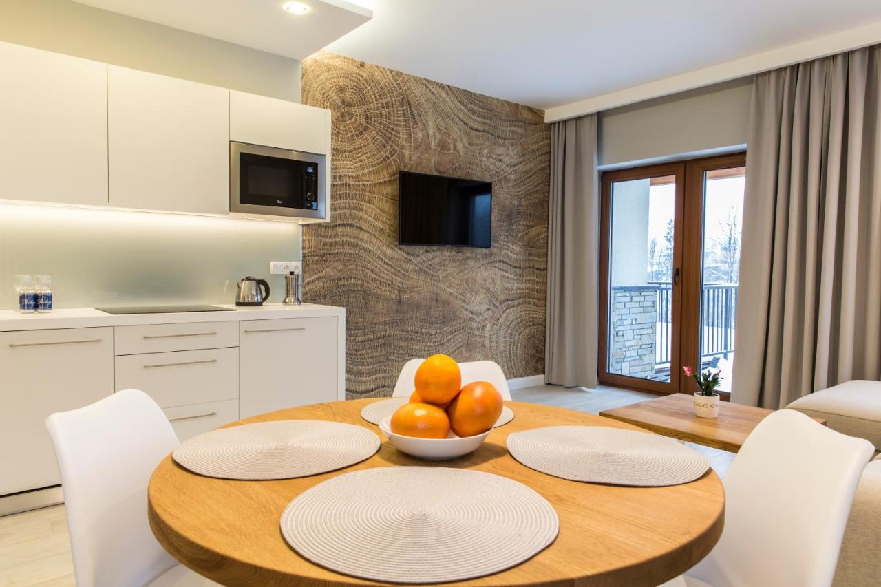 One-Bedroom Apartment Balcony Mountain View